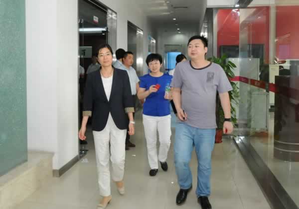 国家东中西区域合作示范区(连云港徐圩新区)副主任马冬梅(前左)莅临易事特考察调研.jpg