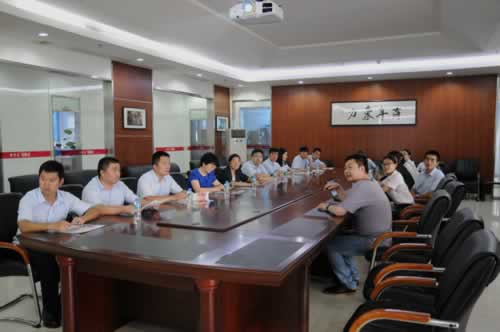 国家东中西区域合作示范区(连云港徐圩新区)副主任马冬梅(左五)莅临易事特考察调研并座谈.jpg