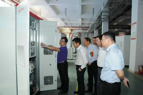 03徐力群市长(左二)、马如兴局长(左三)在何思模教授(右一)的陪同下参观逆变器总装车间.jpg