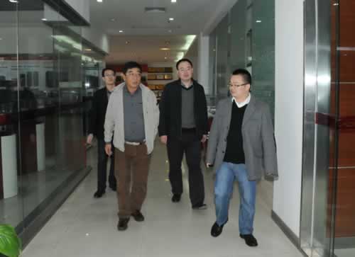 20141218英利集团总经理王向东一行莅临易事特考察2.jpg